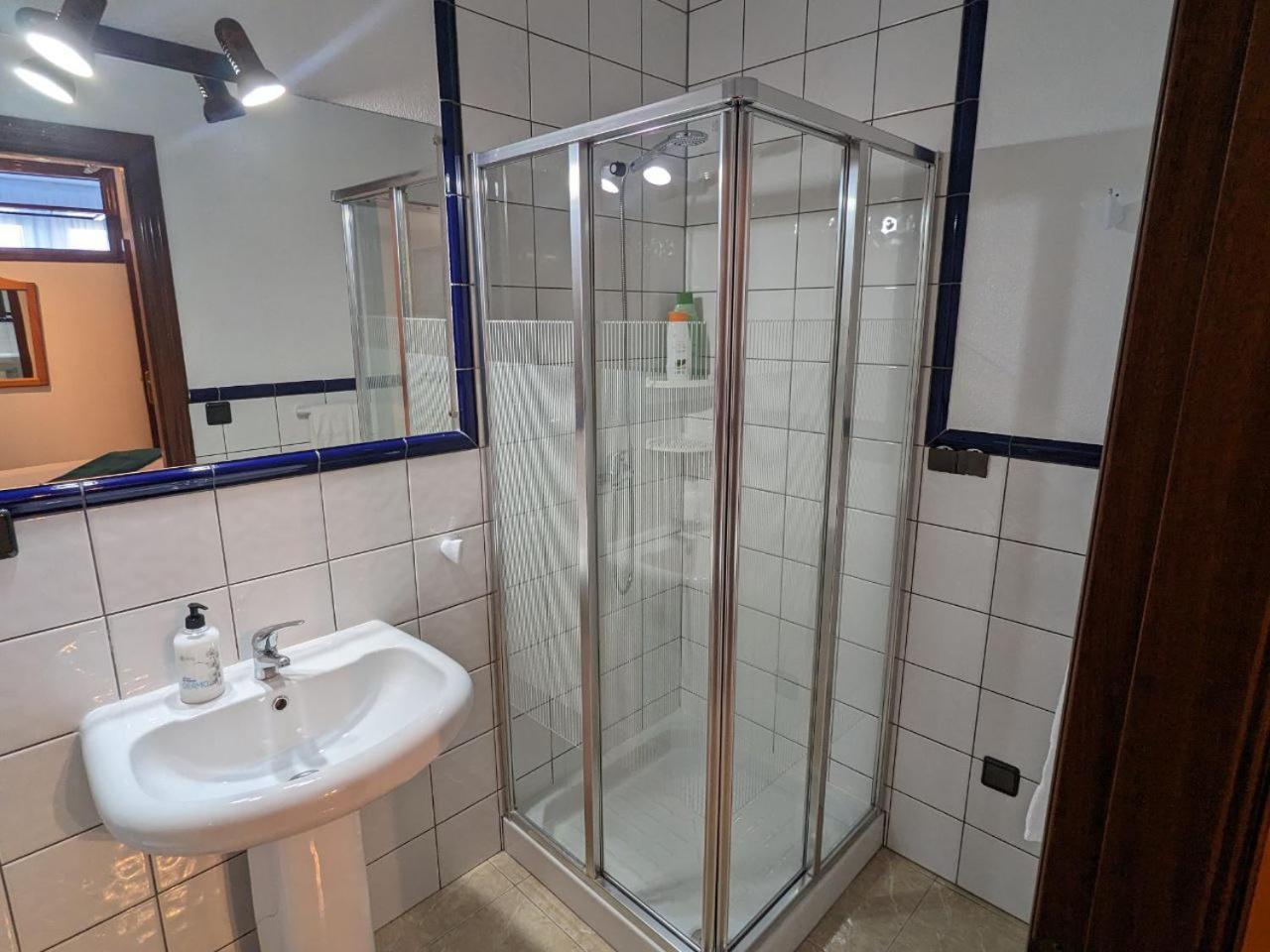 Vivienda Turistica Vacacional Maricarmen Hotel Arou Buitenkant foto