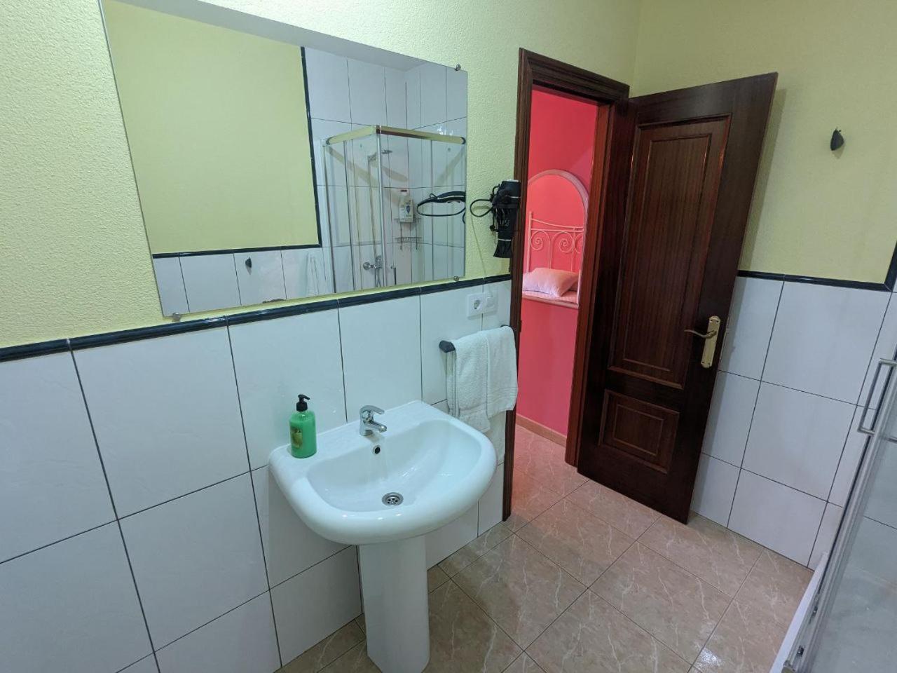 Vivienda Turistica Vacacional Maricarmen Hotel Arou Buitenkant foto